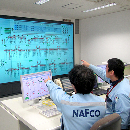 中央受配電所監視室は、大規模な電力システムの運転・監視業務を実施。