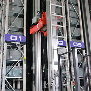 航空照明整備作業所では、1階から3階まで垂直に続く自動倉庫で灯器や部品を管理。